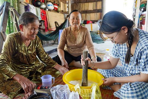Bà cố, bà ngoại truyền dạy cách làm bánh nhúng cho em Trương Phương Nhã.