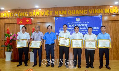 Ông Nguyễn Bá Ân, Phó Chủ tịch Hội Luật gia tỉnh Cà Mau, trao giấy khen cho các hội viên tại hội nghị ban chấp hành mở rộng.