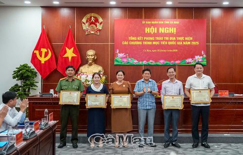 Phó Chủ tịch UBND tỉnh Lê Văn Sử trao tặng Bằng khen của UBND tỉnh cho các tập thể có thành tích tiêu biểu, xuất sắc.