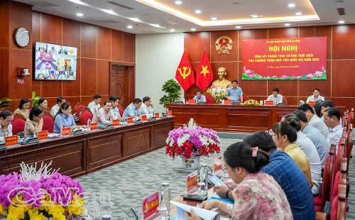 Các đồng chí: Lê Văn Sử, Phó Chủ tịch UBND tỉnh, Phó trưởng Ban Chỉ đạo các chương trình MTQG; Nguyễn Minh Thất, Phó Giám đốc Sở Nội vụ; Bùi Tứ Hải, Phó Giám đốc Sở Nông nghiệp và Môi trường; Lương Văn Pho, Phó Giám đốc Sở Dân tộc và Tôn giáo tỉnh Cà Mau, cùng chủ trì hội nghị.