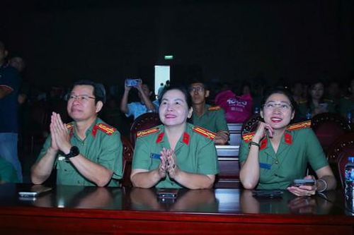 Thượng tá Trần Ngọc Nhứt - Phó Trưởng ban Chuyên đề Công an TPHCM (ngồi giữa) cùng các đại biểu đến xem và cổ vũ cho các đội thi