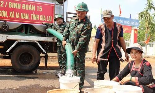 Lãnh đạo Đoàn Kinh tế - Quốc phòng 72 tham gia tại buổi cấp nước sinh hoạt cho người dân.