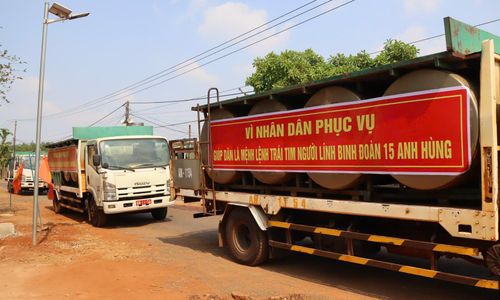 Chiều 23/4, Đoàn Kinh tế - Quốc phòng 72 (Binh đoàn 15) điều 3 xe bồn chở nước sinh hoạt cho người dân vùng khô hạn.