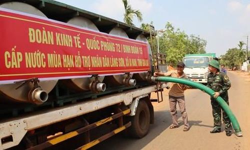 Giữa trưa nắng nóng, công tác chuẩn bị cấp nước cho dân được triển khai khẩn trương.