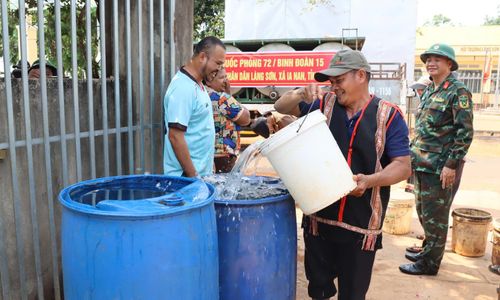Người dân vui mừng vì đã có nước sinh hoat.