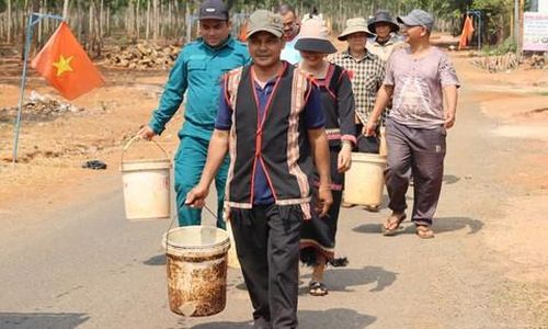 Người dân nghe tin có nước của bộ đội về làng đã đến rất đông để lấy.