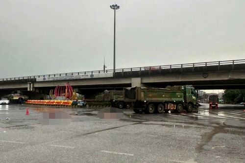 Hiện trường vụ tai nạn giữa xe ben và xe máy tại nút giao Vực Vòng, phường Duy Tân, tỉnh Ninh Bình trưa 23/4.