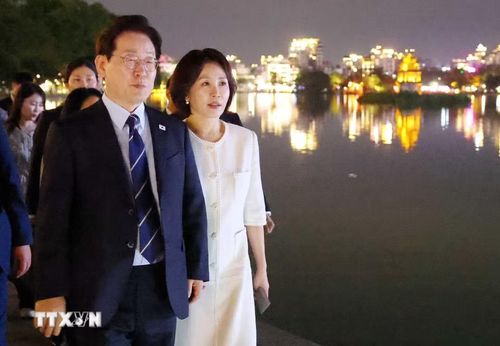 Tổng thống Hàn Quốc Lee Jae Myung và Phu nhân Kim Hae Kyung có những giây phút thư giãn bên hồ Hoàn Kiếm. (Ảnh: Phạm Kiên/TTXVN)
