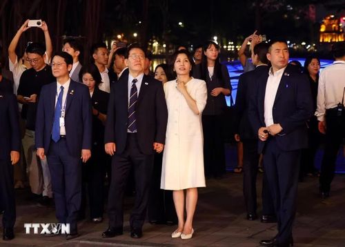 Tổng thống Hàn Quốc Lee Jae Myung và Phu nhân Kim Hae Kyung có những giây phút thư giãn bên hồ Hoàn Kiếm. (Ảnh: Phạm Kiên/TTXVN)