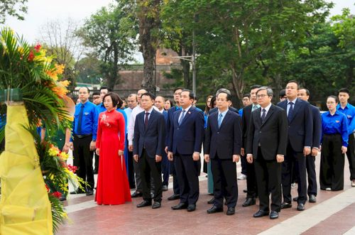Bí thư Thành ủy Hà Nội Trần Đức Thắng và các đồng chí lãnh đạo thành phố Hà Nội dâng hoa tưởng nhớ V.I.Lênin. Ảnh Quang Thái