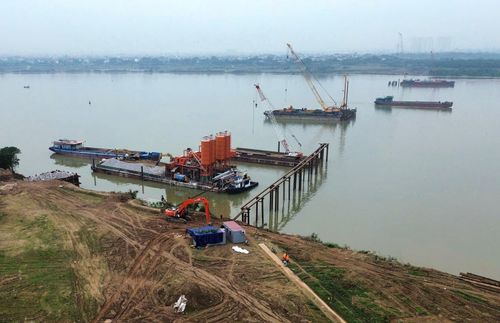 Công trường thi công xây dựng cầu Ngọc Hồi. Ảnh: QUANG THÁI