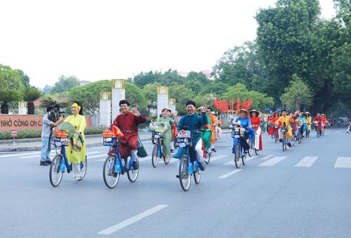 Luật Thủ đô (sửa đổi) hướng tới phát triển toàn diện các giá trị văn hóa, con người, trong đó lấy chất lượng sống và hạnh phúc của nhân dân làm mục tiêu cao nhất. Ảnh Nguyễn Quang