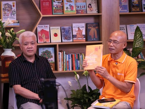 Ông Nguyễn Lâm Thanh, Tổng giám đốc Tiktok Việt Nam (bên trái) và ông Nguyễn Mạnh Hùng, Chủ tịch Hội đồng Quản trị Thái Hà Books chia sẻ tại chương trình. Ảnh: Hồng Giang