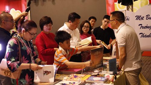 Phó Chủ tịch UBND phường Cửa Nam Trịnh Ngọc Trâm cùng các diễn giả tham quan các gian hàng tại Phố Sách Hà Nội. Ảnh: Hồng Giang