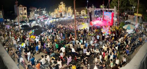 Lễ hội đình làng Hà Hồi thu hút hàng ngàn khách thập phương. Ảnh: Trịnh Khá.