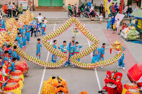 Lễ hội đình làng Hà Hồi có nhiều hoạt động văn hóa hấp dẫn. Ảnh: Trịnh Khá.
