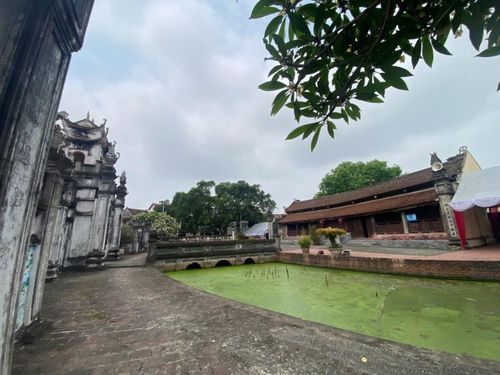 Đình Hà Hồi mang bố cục điển hình của kiến trúc đình làng Bắc Bộ, với kết cấu “nội Công, ngoại Quốc”. Ảnh: Vũ Cường.