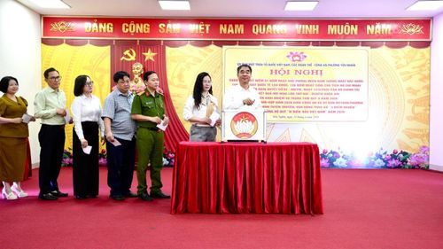 Ngay sau lễ phát động, đông đảo cán bộ phường Yên Nghĩa ủng hộ Quỹ “Vì biển, đảo Việt Nam” năm 2026. Ảnh: PV