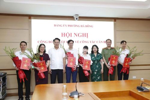 Các cán bộ nhận hoa chúc mừng từ lãnh đạo phường Hà Đông. Ảnh: Phường HĐ