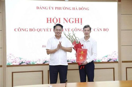 Đồng chí Nguyễn Thanh Xuân, Thành ủy viên, Bí thư Đảng ủy, Chủ tịch HĐND phường chúc mừng đồng chí Bùi Huy Quang. Ảnh: Phường HĐ