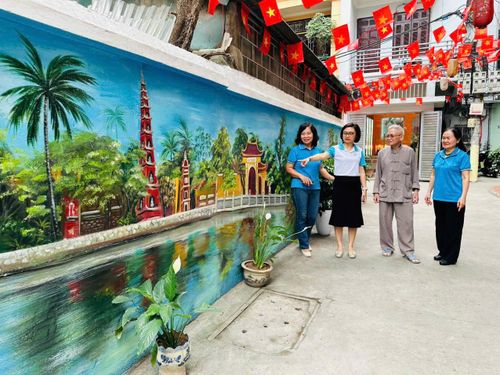 Cán bộ, hội viên phụ nữ Chi hội phụ nữ số 4 bên công trình "Ngõ phố hạnh phúc". Ảnh: Bảo Lâm