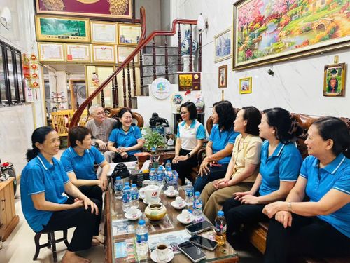 Cán bộ, hội viên phụ nữ Chi hội phụ nữ số 4 cùng nhau bàn bạc gìn giữ công trình, thêm phần gắn bó. Ảnh: Bảo Lâm