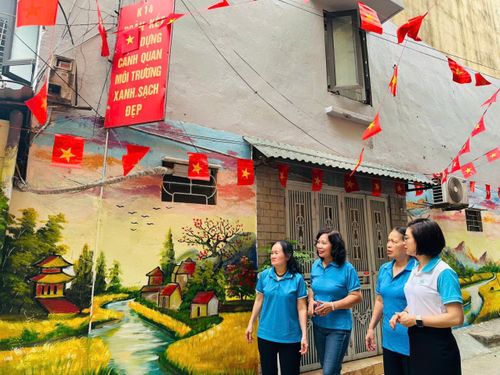 Cán bộ, hội viên phụ nữ Chi hội phụ nữ số 4 bên công trình "Ngõ phố hạnh phúc". Ảnh: Bảo Lâm