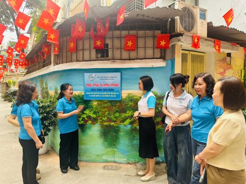 Cán bộ, hội viên phụ nữ Chi hội phụ nữ số 4 bên công trình "Ngõ phố hạnh phúc". Ảnh: Bảo Lâm