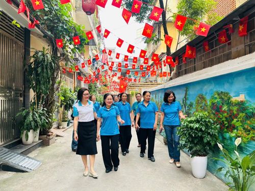 Cán bộ, hội viên phụ nữ Chi hội phụ nữ số 4 bên công trình "Ngõ phố hạnh phúc". Ảnh: Bảo Lâm
