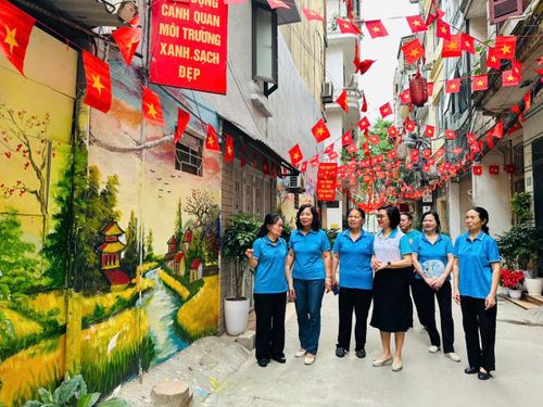 Cán bộ, hội viên phụ nữ Chi hội phụ nữ số 4 bên công trình "Ngõ phố hạnh phúc". Ảnh: Bảo Lâm
