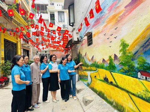 Bức tranh "Làng trong phố" của công trình ý nghĩa. Ảnh: Bảo Lâm