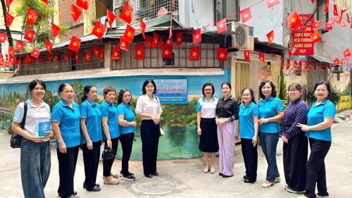 Đoàn công tác của Phó Chủ tịch Hội Liên hiệp phụ nữ thành phố Hà Nội Nguyễn Kim Quý chấm điểm "Ngõ phố hạnh phúc của phụ nữ Đống Đa. Ảnh: Bảo Lâm