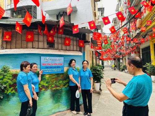 Người dân khu K14 thích thú chụp ảnh cùng công trình. Ảnh: Bảo Lâm