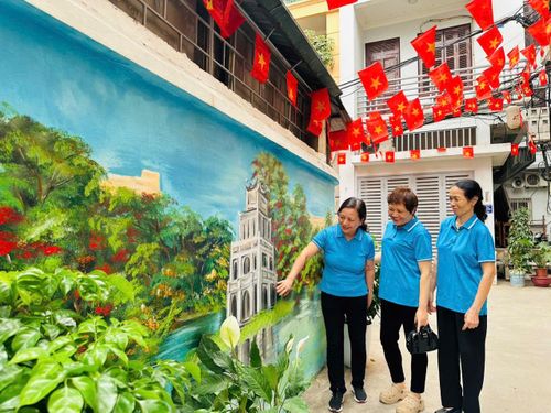 Cán bộ, hội viên phụ nữ Chi hội phụ nữ số 4 bên công trình "Ngõ phố hạnh phúc". Ảnh: Bảo Lâm