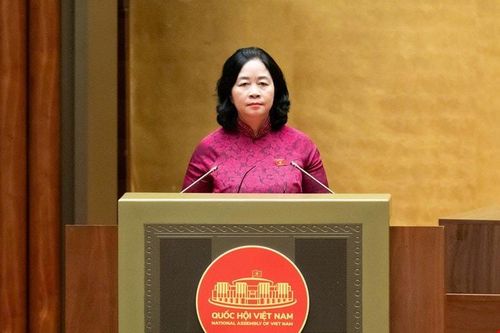Ủy viên Bộ Chính trị, Bí thư Trung ương Đảng, Chủ tịch Ủy ban Trung ương Mặt trận Tổ quốc Việt Nam Bùi Thị Minh Hoài trình bày Báo cáo. Ảnh: Quochoi.vn