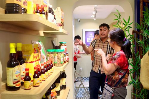 Chương trình thu hút nhiều người tham quan, mua hàng. Ảnh: L.Q