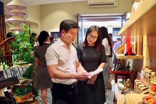 Nhiều loại đặc sản của tỉnh Hà Tĩnh giới thiệu tại gian hàng. Ảnh: L.Q