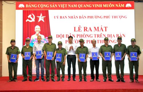 Phó Chủ tịch UBND phường Phú Thượng Võ Thanh Tùng trao quyết định thành lập 21 Đội dân phòng trên địa bàn. Ảnh: Cao Kỳ