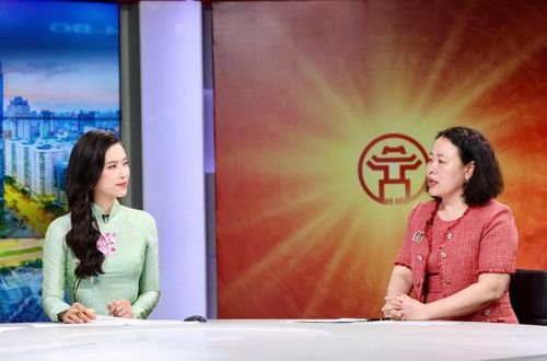 PGS.TS Trần Thị Diệu Oanh (phải) trao đổi tại chương trình. Ảnh: Viết Thành