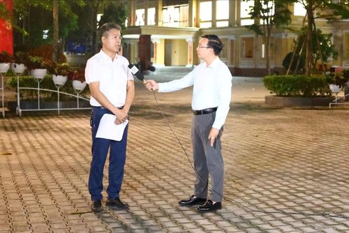 Trưởng phòng Kinh tế xã Thạch Thất Nguyễn Tuấn Chinh trao đổi với phóng viên Cơ quan Báo và Phát thanh, Truyền hình Hà Nội. Ảnh: PV