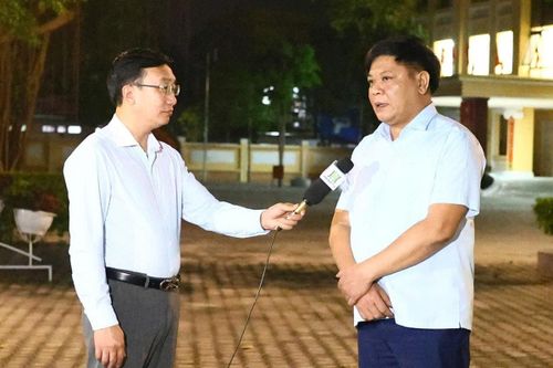 Phó Bí thư Thường trực Đảng ủy xã Thạch Thất Nguyễn Đăng Quân trao đổi với phóng viên Cơ quan Báo và Phát thanh, Truyền hình Hà Nội tại điểm cầu xã Thạch Thất. Ảnh: PV