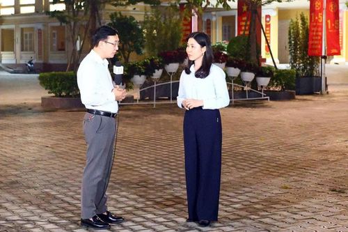 Đảng viên Cấn Thị Vân (phải) trao đổi với phóng viên Cơ quan Báo và Phát thanh, Truyền hình Hà Nội tại điểm cầu xã Thạch Thất. Ảnh: PV