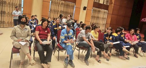 Người lao động chờ đến lượt khám. Ảnh: H. Hà.
