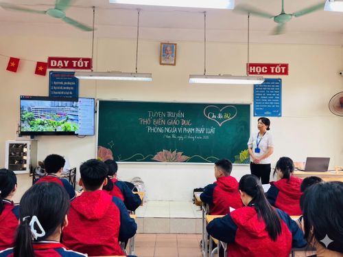 Tuyên truyền phổ biến giáo dục pháp luật trong học sinh được coi trọng và thực hiện bằng nhiều phương pháp thực tế. Ảnh: Phương Xuyến