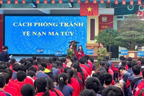 Tuyên truyền phổ biến giáo dục pháp luật, phòng ngừa vi phạm trong thanh thiếu niên tại Trường THCS Ngũ Hiệp. Ảnh: Phương Xuyến