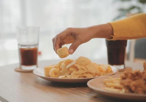 Những người ăn mặn ở tuổi 50 có thể bị rút ngắn tuổi thọ so với người ăn nhạt. Ảnh minh họa