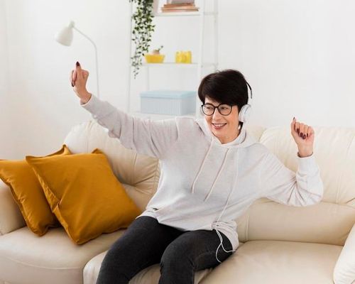 Sau tuổi 50, việc sống chậm lại không phải là dấu hiệu của sự thụt lùi, mà là cách bảo vệ sức khỏe thể chất và tinh thần. Ảnh minh họa