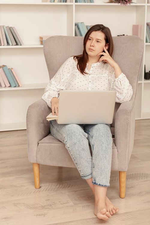 Một số nghiên cứu cho thấy những người ngồi hơn 11 giờ mỗi ngày có nguy cơ tử vong cao hơn đáng kể so với người ngồi dưới 4 giờ. Ảnh minh họa