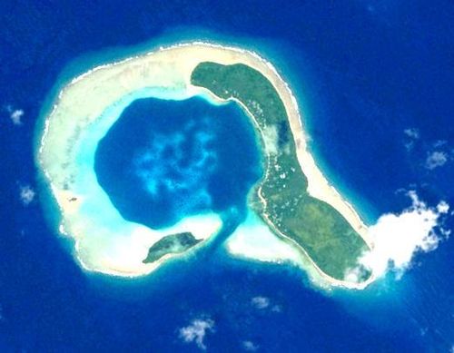  Ifalik (hay Ifaluk) là một đảo san hô vòng hẻo lánh thuộc bang Yap, Liên bang Micronesia ở Tây Thái Bình Dương, nổi tiếng với nét văn hóa truyền thống đặc sắc và hệ sinh thái nguyên sơ. 