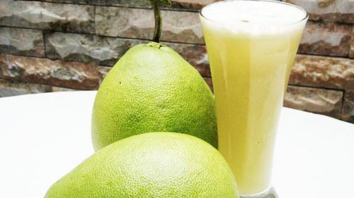 Nước ép bưởi ít calo và giàu vitamin C, kali hỗ trợ mức huyết áp tối ưu.